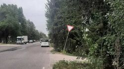 Знак «Уступи дорогу» на Л.Толстого—7 Апреля накренился и не виден на расстоянии