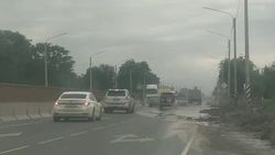 Грязная вода вытекает на дорогу по трассе Кара-Балта—Бишкек, - житель