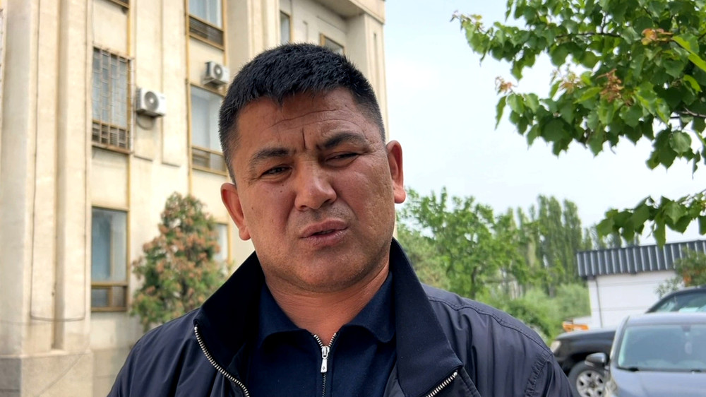 «Через суд передал землю айыл окмоту»: 10 лет житель Сузака просит построить детскую площадку