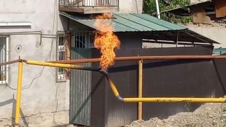 В Оше в микрорайоне Геологородок на газопроводе произошло возгорание