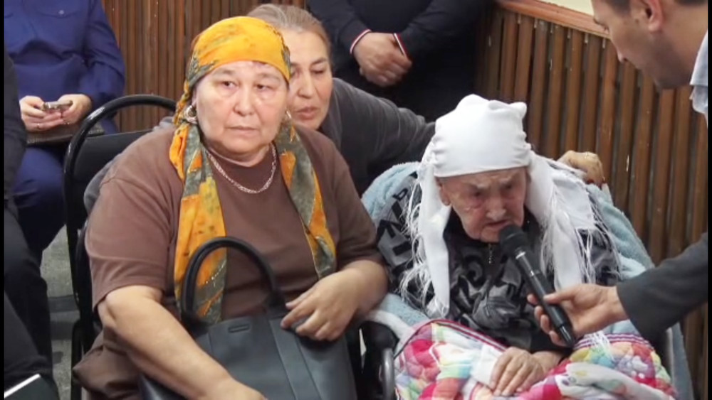 В Иссык-Ате 88-летняя пенсионерка заявила полпреду, что жена внука переоформила дом и заложила его в банк