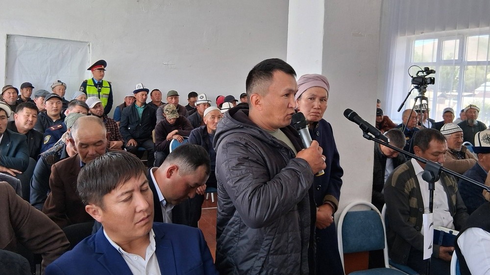 Поливные земли, соцобъекты и долгострои: О чем жители Жумгала просят областные власти на встречах
