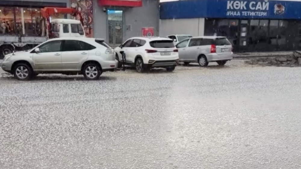 Град накрыл город Балыкчы. Видео