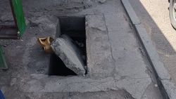 На остановке Абдрахманова—Жибек Жолу есть яма, мусор и разбитый стенд