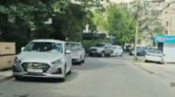 Бишкекчанин снова жалуется на парковку машин в 12 мкр, которые затрудняют проезд