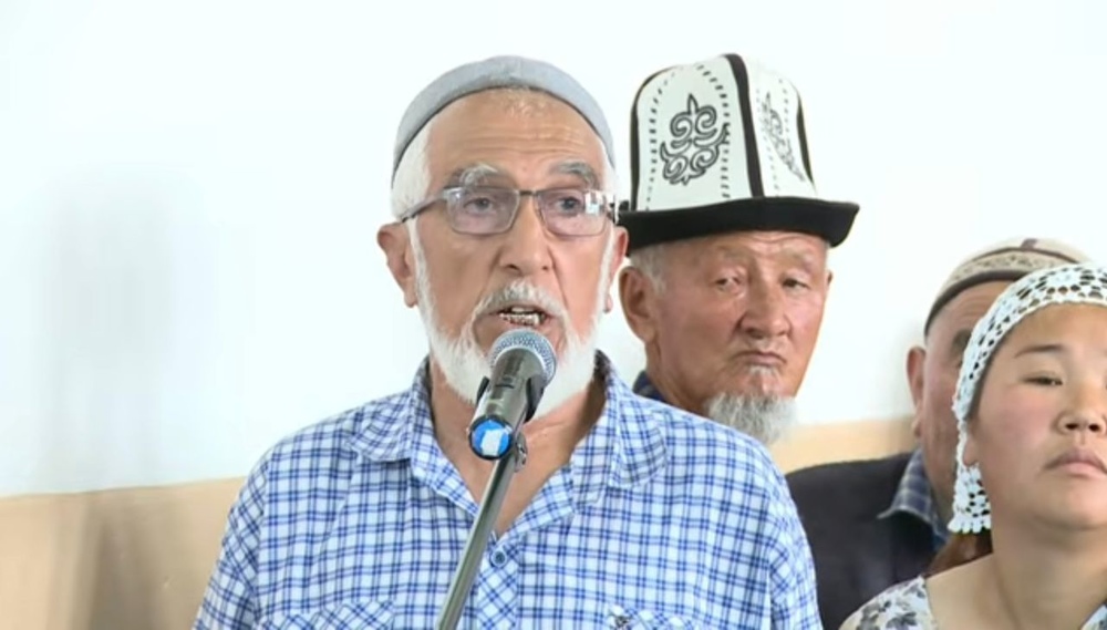«Вам не стыдно? Направьте антенны!»: Аким Кадамжайского района отчитал связистов за отсутствие кыргызского ТВ в приграничье