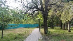 Законно ли огородили территорию аллеи журналистов на Айни—Бакаева?