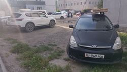 На Московской—Ибраимова машины паркуются на газоне, есть лужи и мусор