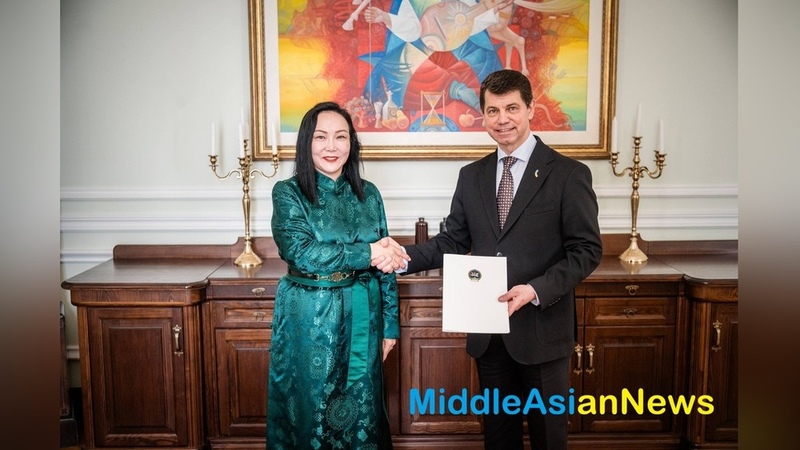 Mongolian Ambassador to Ukraine presents copies of credentials