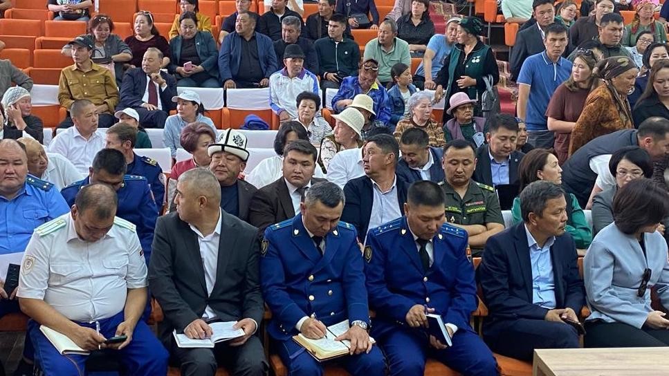 В городе Каракол 18 семей просят переселить их в новостройку перед сносом их нынешнего дома