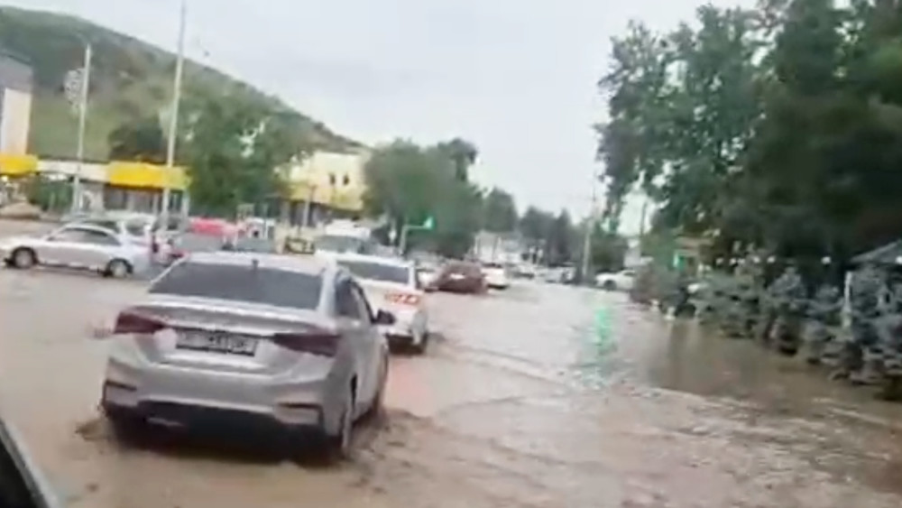 Улицы ушли под воду: В городе Манас селевой паводок парализовал движение и затопил десятки дворов. Видео