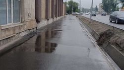 Дождевая вода из крыши здания на Московской стекала на тротуар. Ответ мэрии