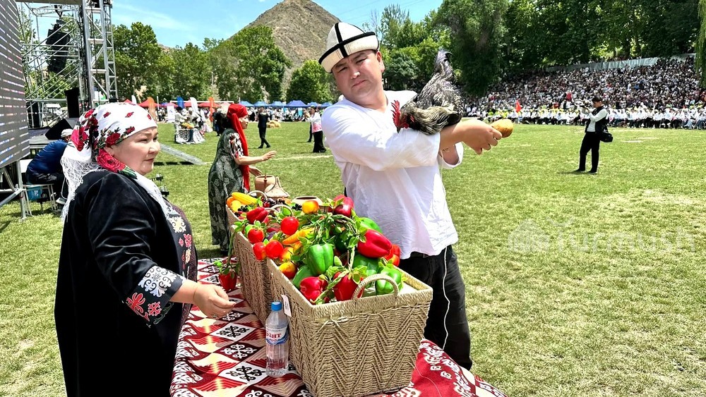 В городе Кадамжай проходит туристический фестиваль с участием делегаций из Узбекистана и Таджикистана