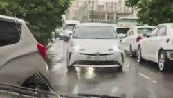 Житель жаловался на парковку машин вдоль дороги в 12 мкр. В УПСМ ответили