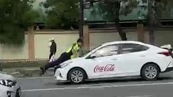 На Юнусалиева водитель протащил патрульного на капоте «Хендая». Видео