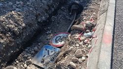Дорожные знаки лежат в траншее на Жибек Жолу—Лермонтова