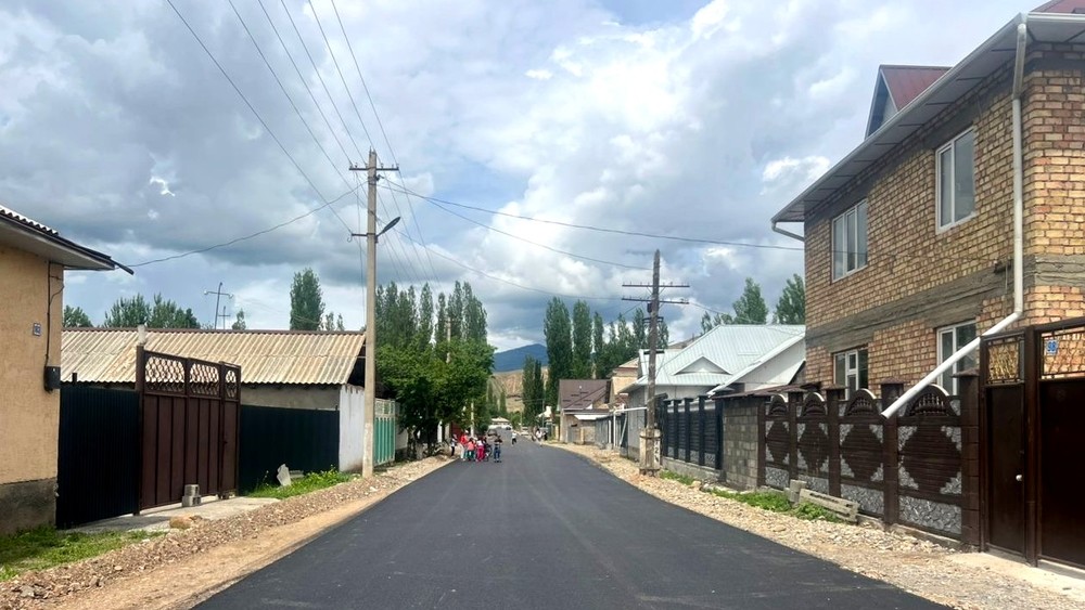 В городе Гүлчө начали асфальтирование улицы, на которой ранее никогда не было асфальта