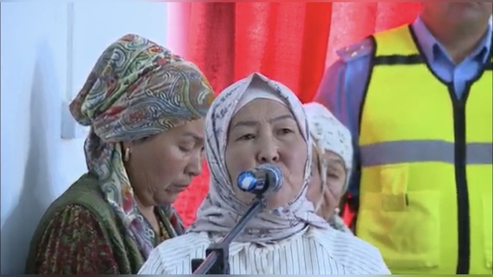 В селе Өтүкчү Кадамжайского района школьники едят стоя из-за отсутствия столов и стульев в столовой