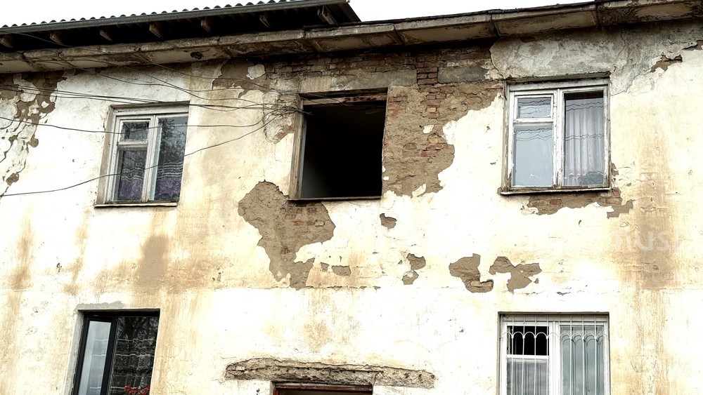 Дом-призрак со стекающими наружу сточными водами и отсутствующими дверьми