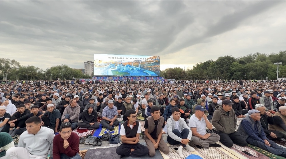 В Оше на центральной площади на Айт намаз собрались более 15 тысяч человек
