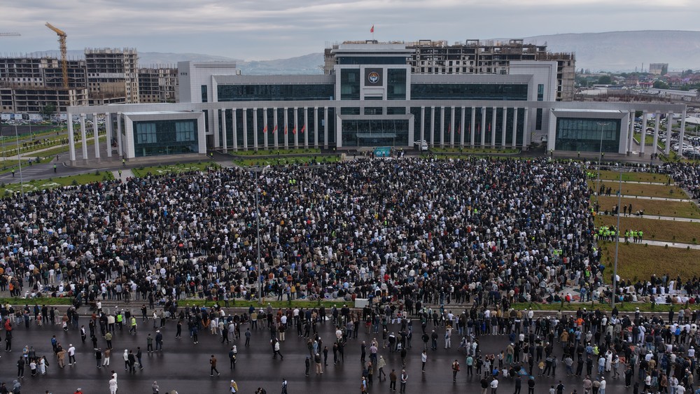 Более 10 тысяч человек совершили праздничный Айт намаз на площади города Манас