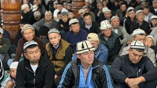 В Баткене прошел праздничный Айт намаз и начались обряды жертвоприношения