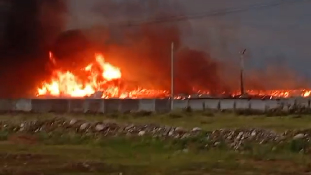 В Сокулукском районе на скотном рынке произошел пожар. Видео