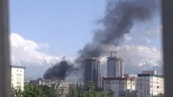 Видео — На Льва Толстого-Айтматова горит здание бывшего завода
