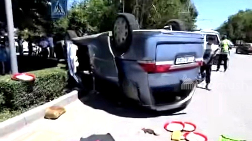 В результате ДТП перевернулась «Honda Stepwgn»