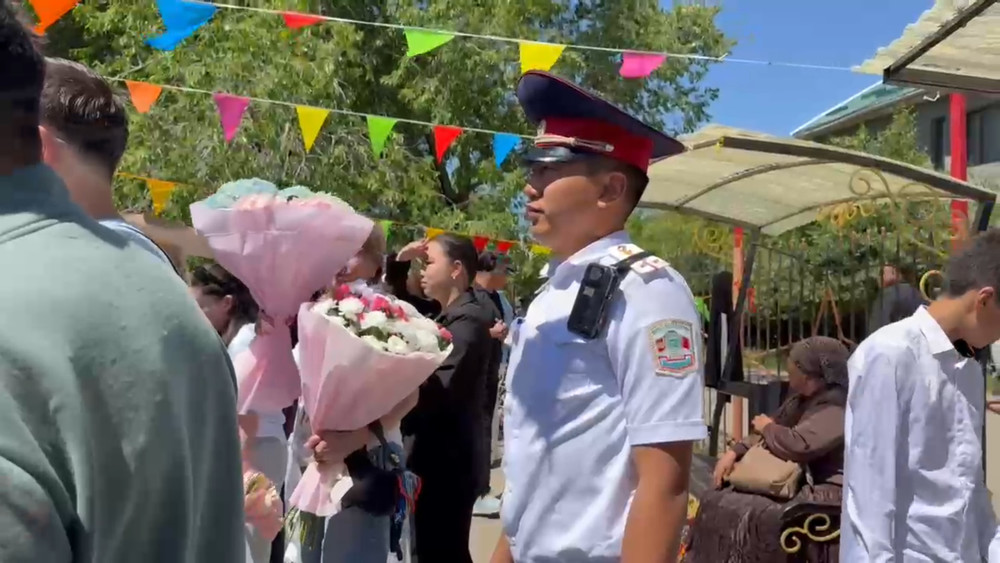 В школах Иссык-Кульской области усилены меры безопасности во время «Последнего звонка»