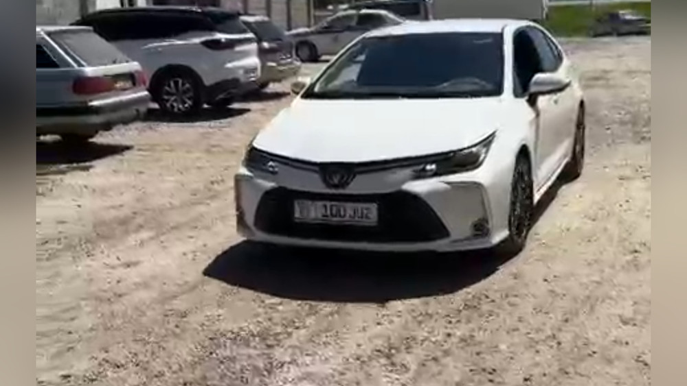 Инспекторы в Таласе выявили водителя без прав на тонированной Toyota Corolla