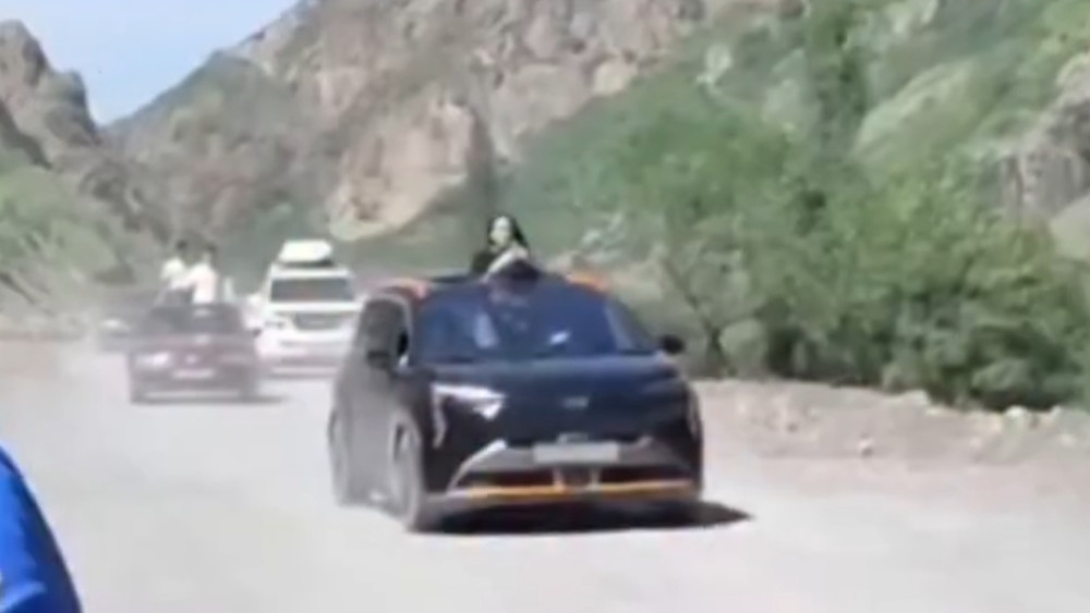 Видео из Ак-Суйского ущелья: водитель оштрафован за опасные катания молодёжи