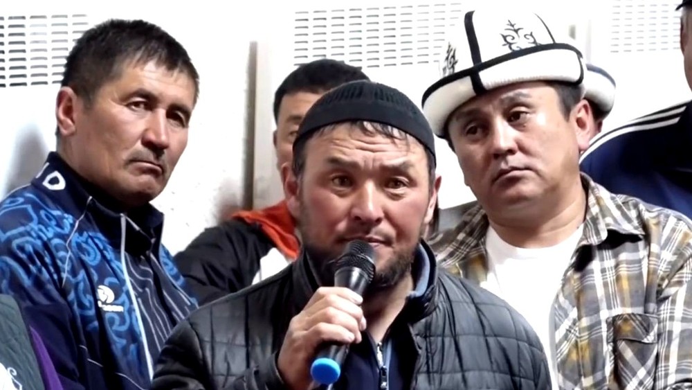 Вместо нового асфальта — показуха: На встрече с полпредом президента в Нарыне раскритиковали местные власти за дороги и электричество