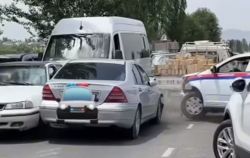 В Оше водитель «Мерседеса» протаранил милицейскую машину. Видео