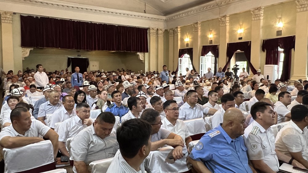 В Майлуу-Суу на встрече с полпредом пожаловались на грубое отношение врача