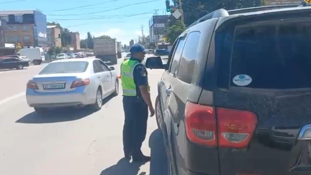 В Таласской области водителя «Toyota Sequoia» оштрафовали на 20 тысяч сомов за незаконную тонировку