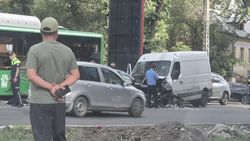 Возле Филармонии столкнулись автобус, машина и бус. Видео