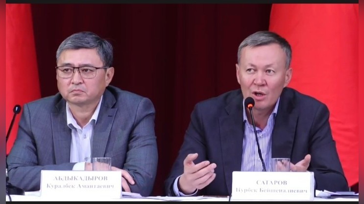 «Почему не как в Бишкеке?»: Жители Нарына требуют упорядочить парковочные места у крупного торгового центра