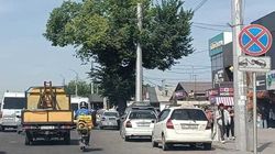 На автобусной остановке по Жибек Жолу—Курманджан Датка стихийная парковка машин