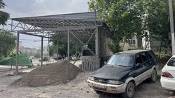 Житель Оша: Законно ли идет строительство магазинов на улице Исанова?