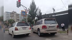 На Чуй—Суюмбаева машины припаркованы возле светофора