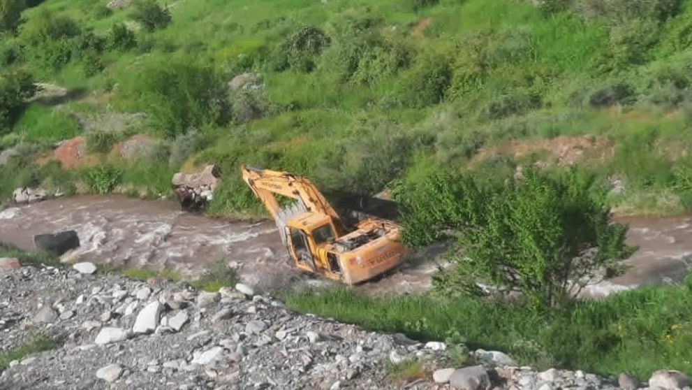 В Чуйской области водителя экскаватора оштрафовали на 11 тыс. сомов после инцидента на реке Ак-Суу