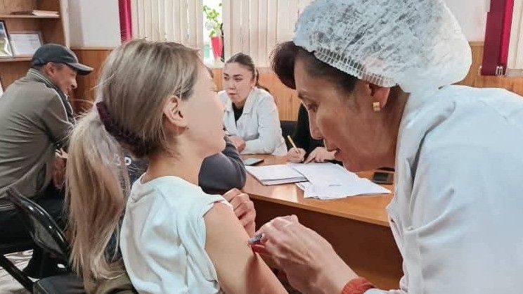 В Ат-Башинском районе проводится массовая вакцинация и обследование населения против гепатита B
