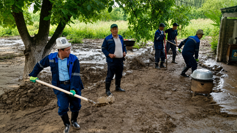 В Сузаке сошёл сель — затоплены дворы 20 жилых домов