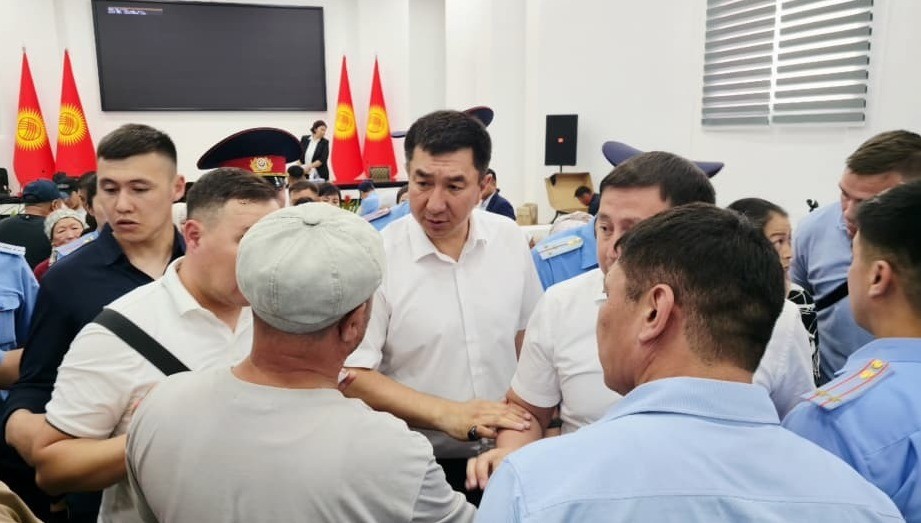 Масштабная встреча в Кара-Куле: Какие проблемы горожан пообещал решить глава области