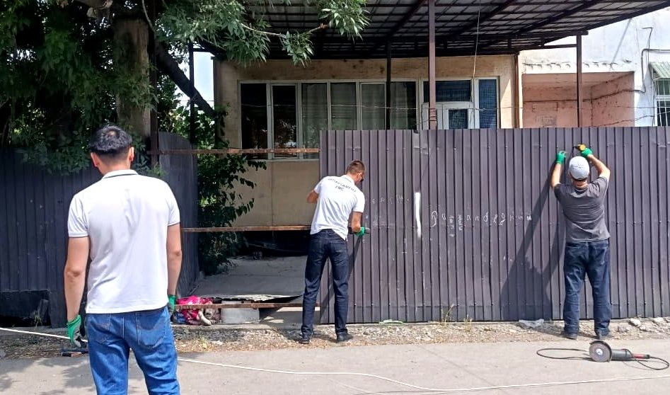В Узгене демонтируют незаконные постройки и заборы между многоэтажками