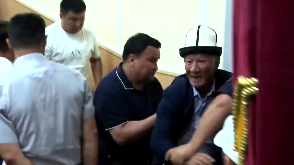 «Закричал: «Аманкааан!»: На встрече с полпредом президента в Ошской области мужчину вывели из зала