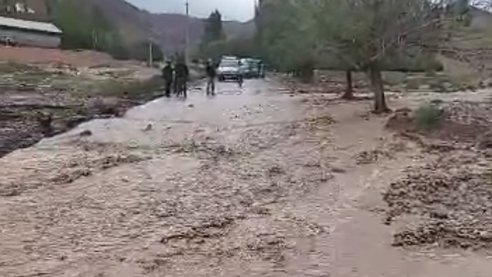 В Кадамжайском районе сошел сель, внутренняя дорога была закрыта на два часа