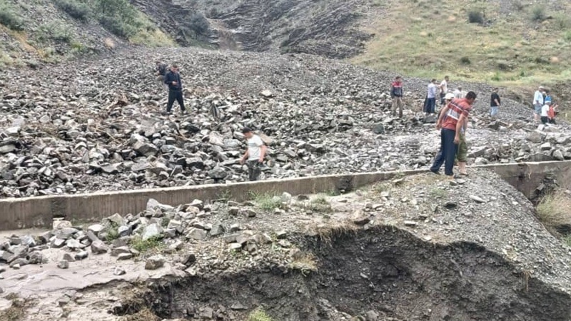 На трассе Бишкек—Ош временно ограничили движение из-за схода песка и камней