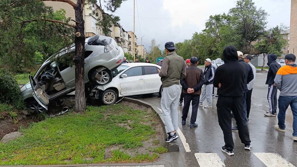 В Караколе произошло ДТП — автомобили «оседлали» друг друга